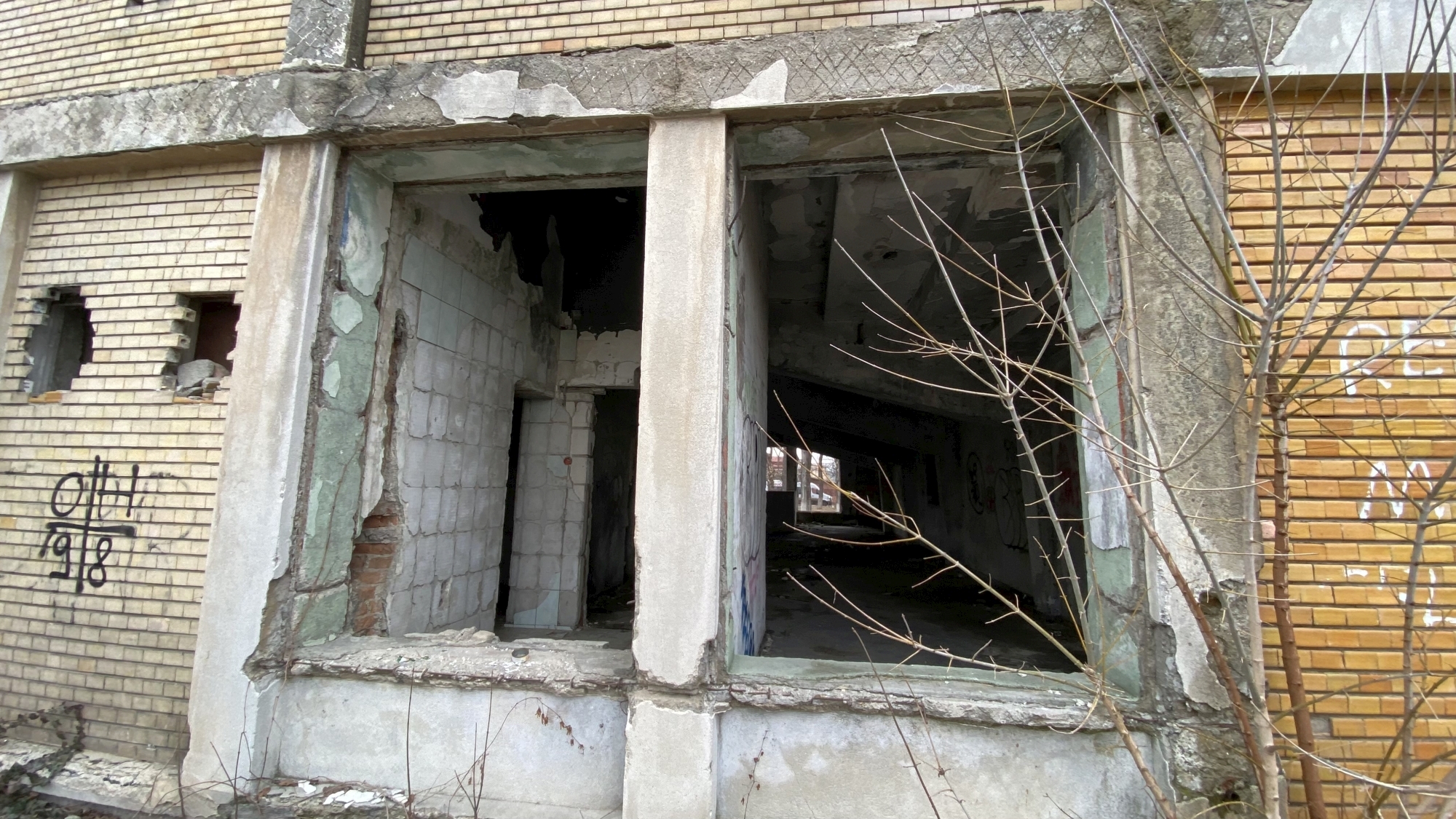 Cum arată la interior cinematograful Giulești, abandonat de autoritățile locale de mai bine de 20 de ani. Disputa dintre edili pe clădirea-simbol a cartierului