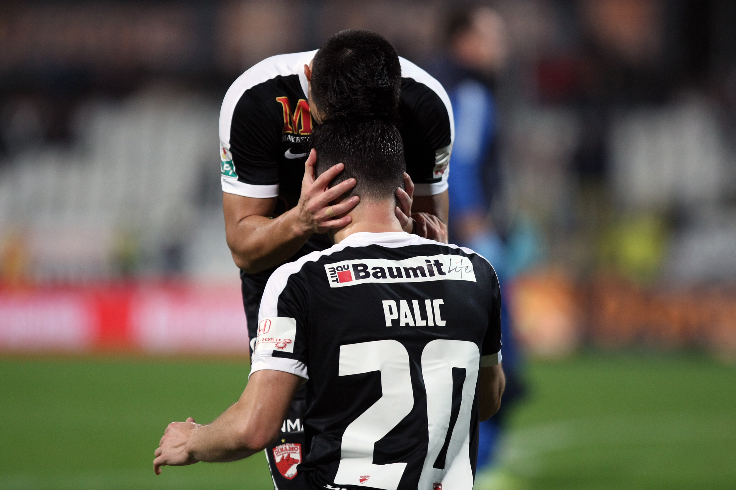 Liga 1, etapa 13. Dinamo - Pandurii 4-0. Autogol incredibil Lazar, ”dublă” Lazăr, plus Palici. ”Câinii”, în negru, în memoria lui Titi Frățilă. Fanii i-au cerut demisia lui Ando / VIDEO