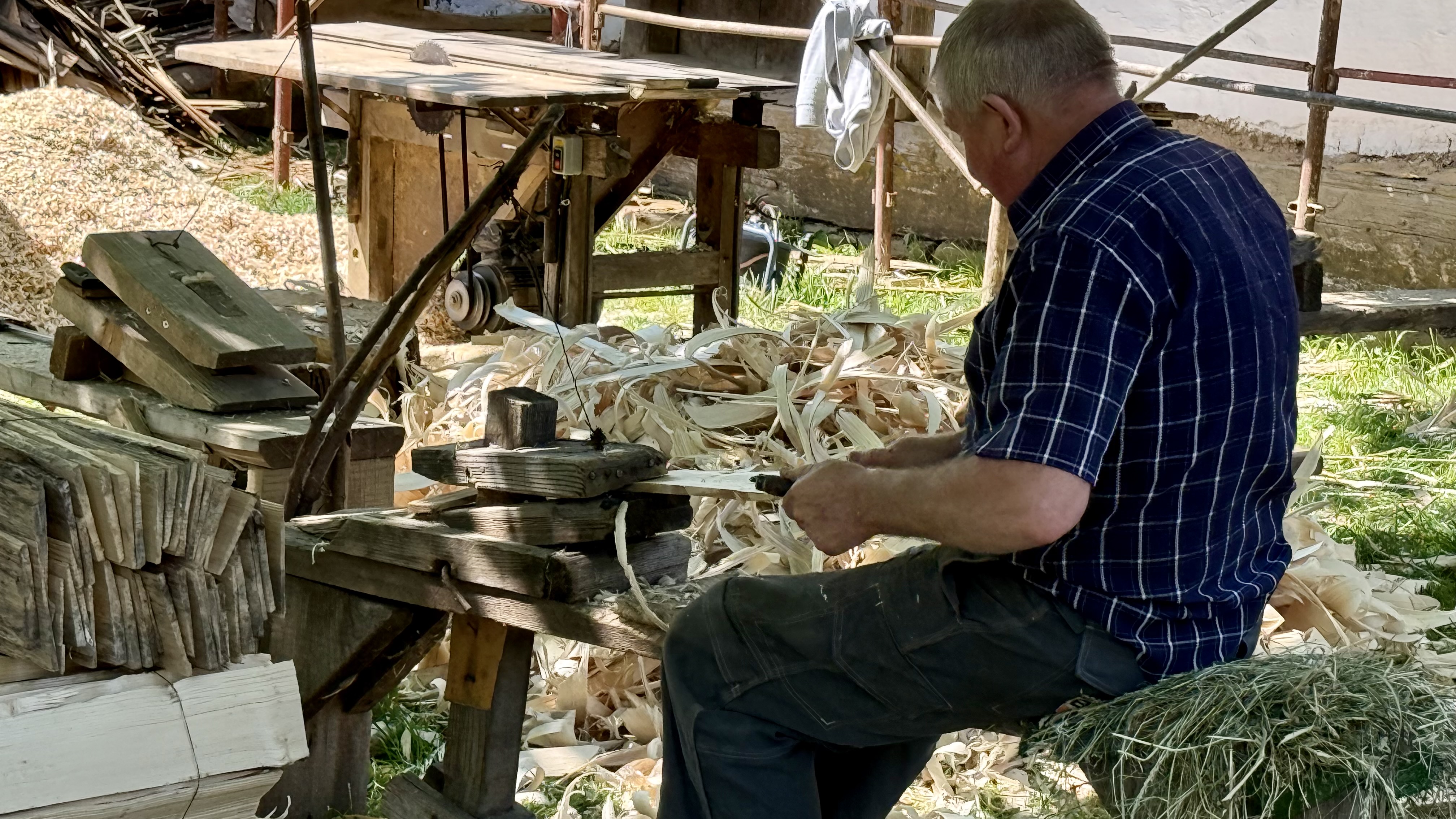Patru meșteri din Maramureș refac, ca acum un secol, o casă din inima Bucureștiului: „Asta-i istoria! Facem totul manual, ca pe vremuri”