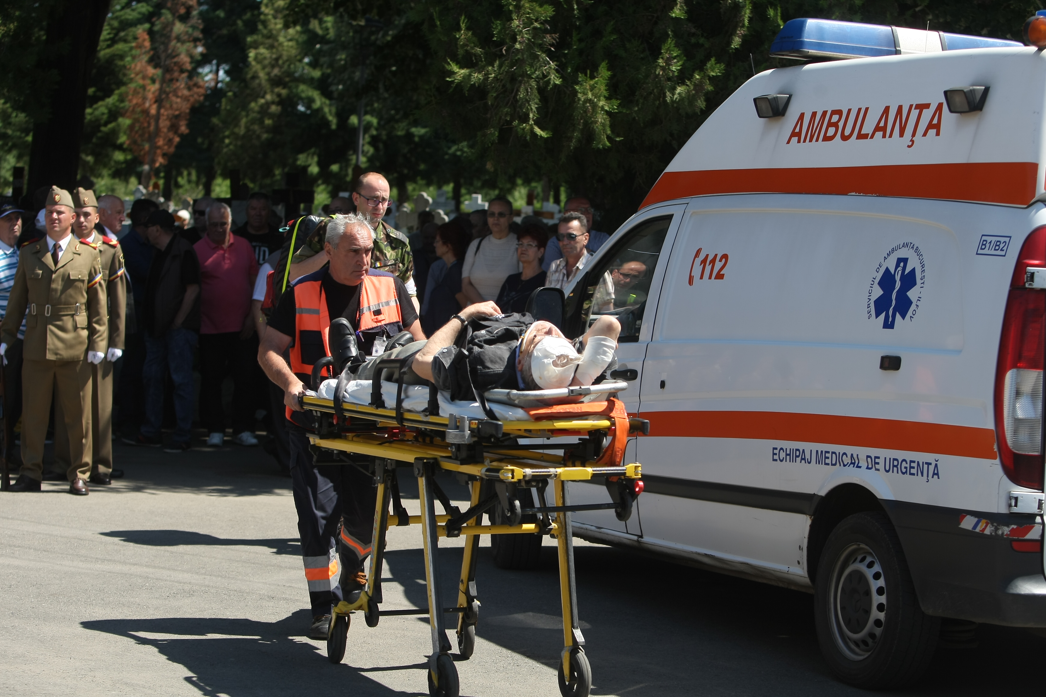 GALERIE FOTO&VIDEO/ Cristian Țopescu, înmormântat cu onoruri militare, la Cimitirul Ghencea Militar din București