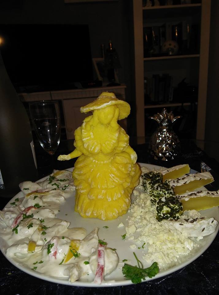 Face artă-n mămăligă! Lorinel Chiriac, un român stabilit în Germania, sculptează opere de artă în mălai fiert. Madame Pogany merge cu fasole bătută, iar Statuia Libertății, cu pește prăjit!