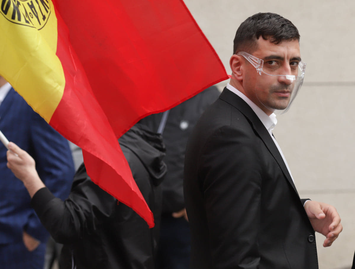 Protest AUR în fața Ministerului Sănătăţii. Manifestanții cer demisia lui Vlad Voiculescu
