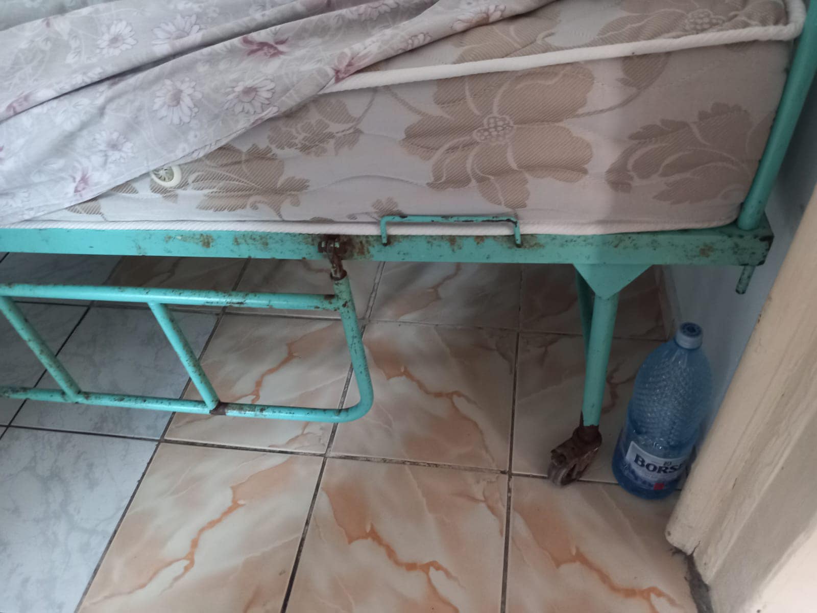 Încă un „azil al groazei” descoperit în Prahova. 93 de bătrâni, ținuți în condiții mizere, unii dintre ei cu râie
