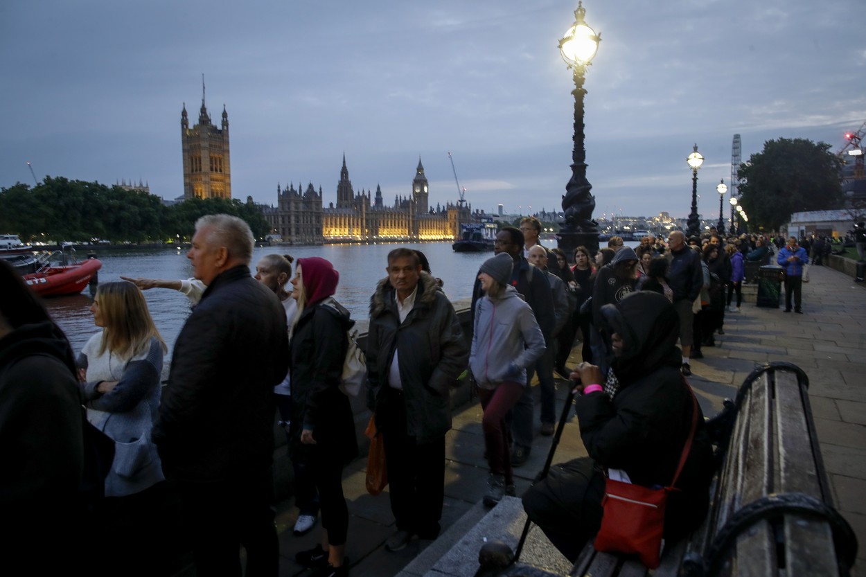 FOTO: Coadă de câțiva kilometri, în Londra, formată de britanicii care vor să-și aducă omagiile reginei