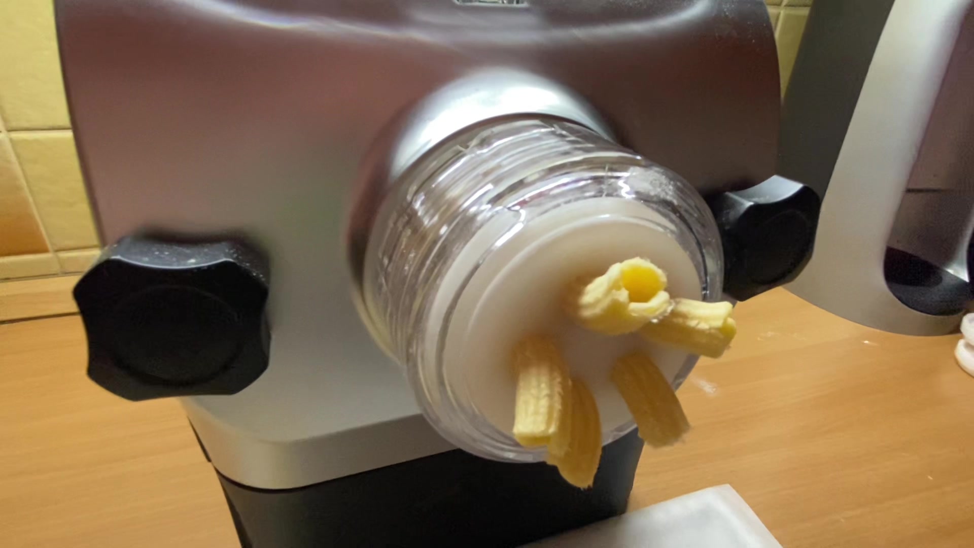 Kolléganőnk elektromos tésztagépet tesztelt: tojással és tojás nélkül is  készített tésztát – ilyen lett (videó) - kiskegyed.hu