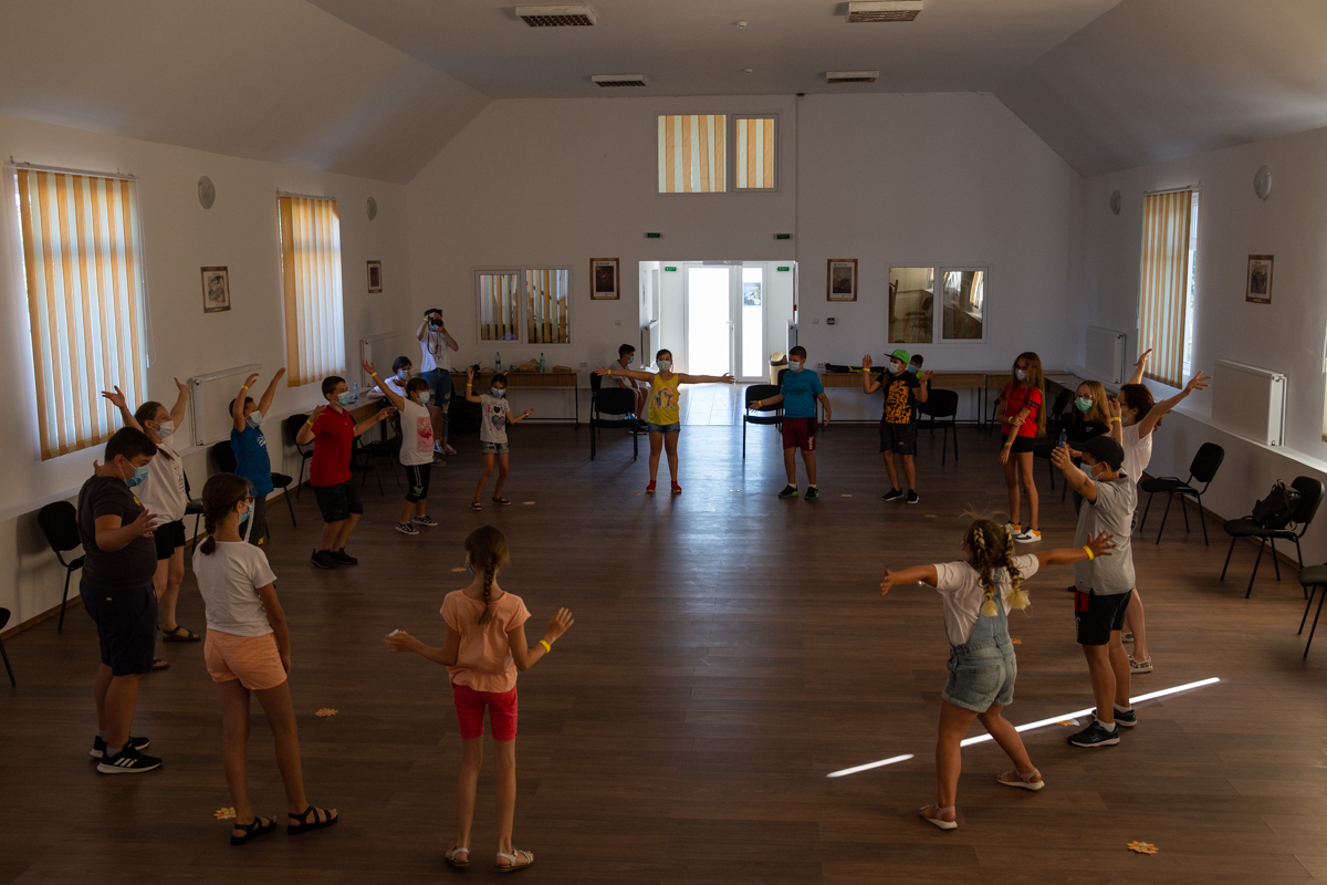 “Cultură’n șură”. O trupă de tineri artiști transformă curțile sătenilor în scene de teatru, de opt ani: “Dacă locuiești într-un sat, nu înseamnă că trebuie să fii izolat cultural”