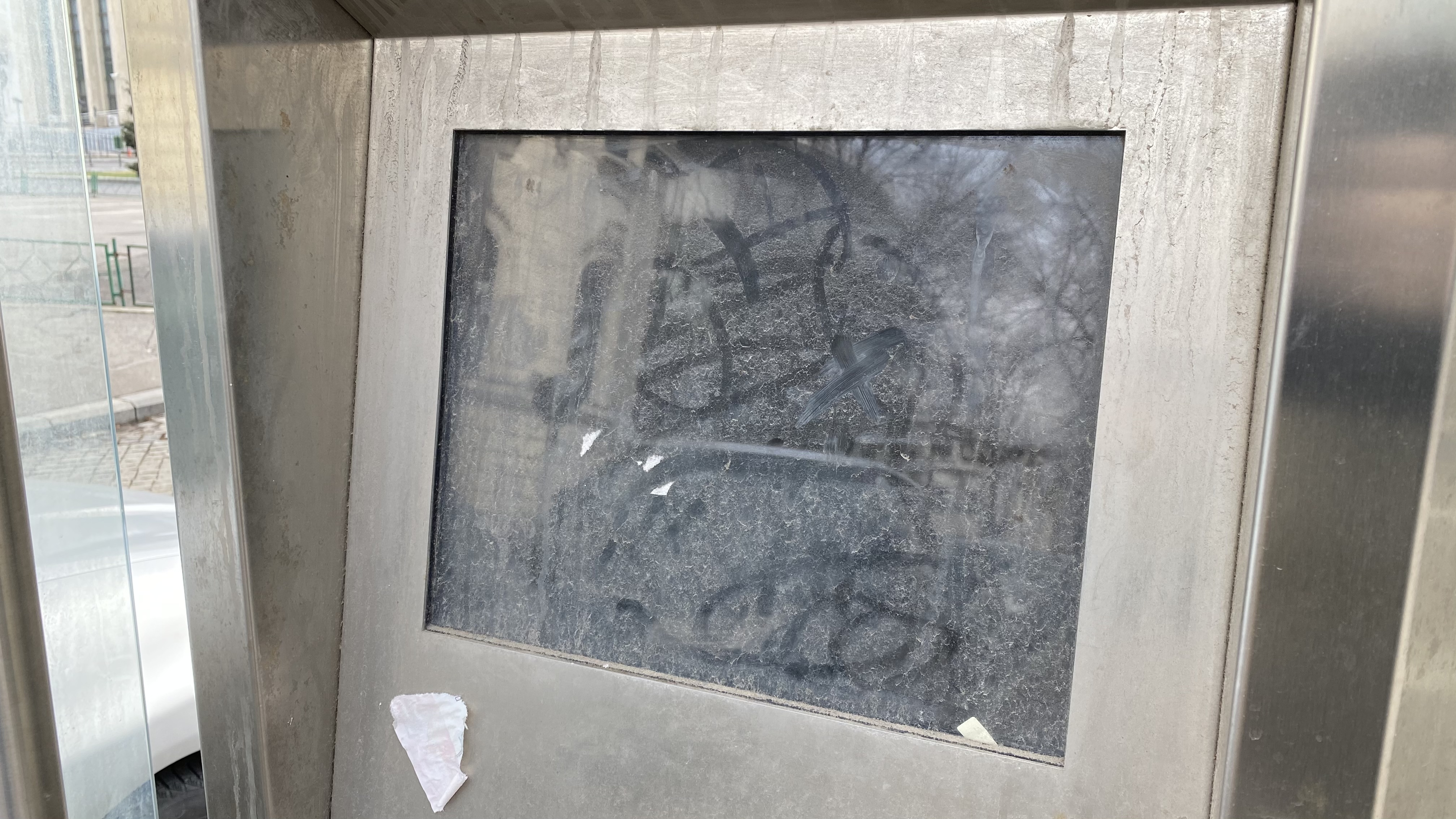 De 9 ani, chioșcurile informative de 400.000 de euro, care au funcționat doar câteva luni, zac vandalizate și inutile în centrul Bucureștiului