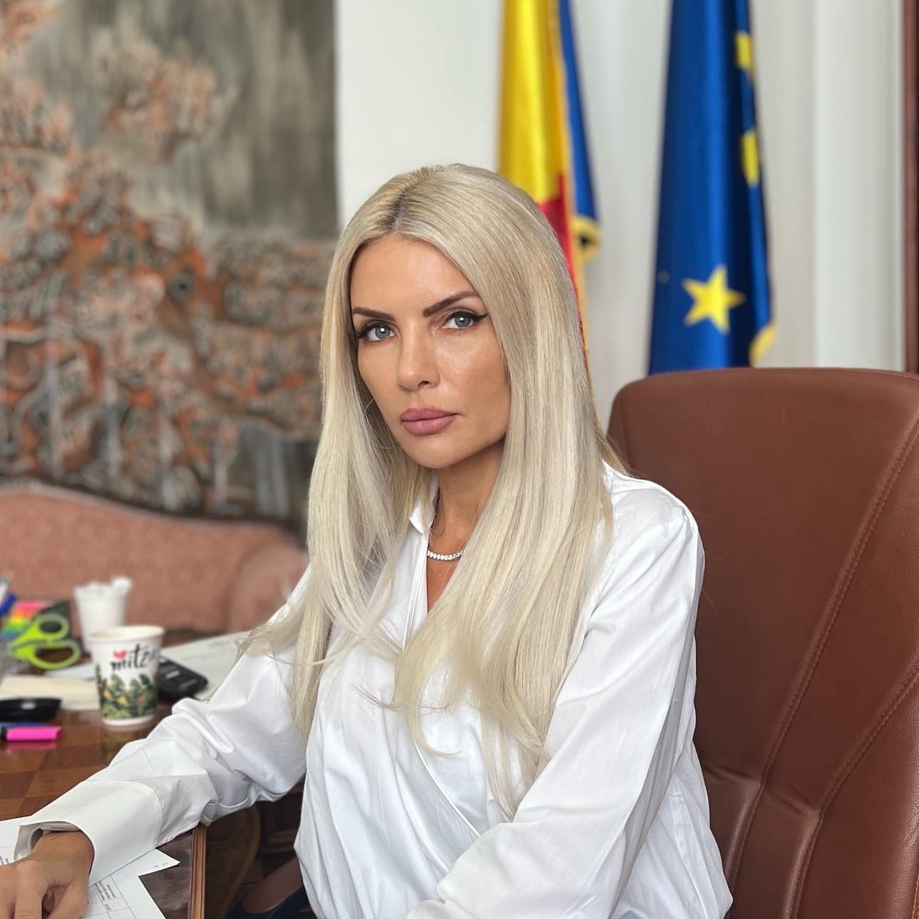 Cât ar costa ținuta cu care Laura Vicol și-a făcut apariția la DIICOT. Doar pantalonii sunt 1.000 de euro