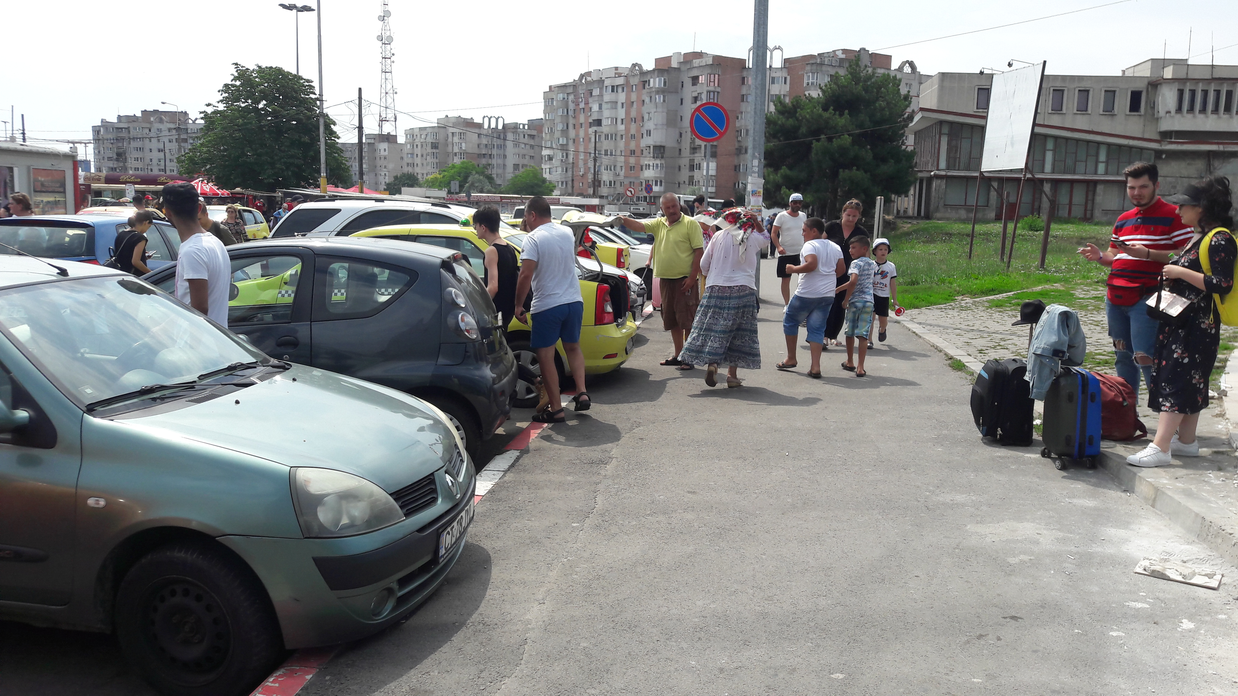Aventura la Neversea 2018. În Gara Constanța turiștii sunt întâmpinați de taximetriștii puși pe jecmăneală și de șuții ”cu mâini agere”