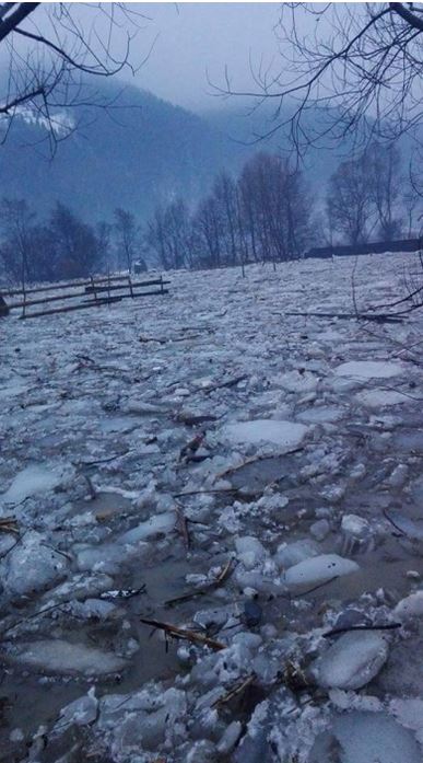 Inundații în județul Bistrița-Năsăud. Zeci de gospodării și mai multe drumuri, măturate de ape după topirea gheții