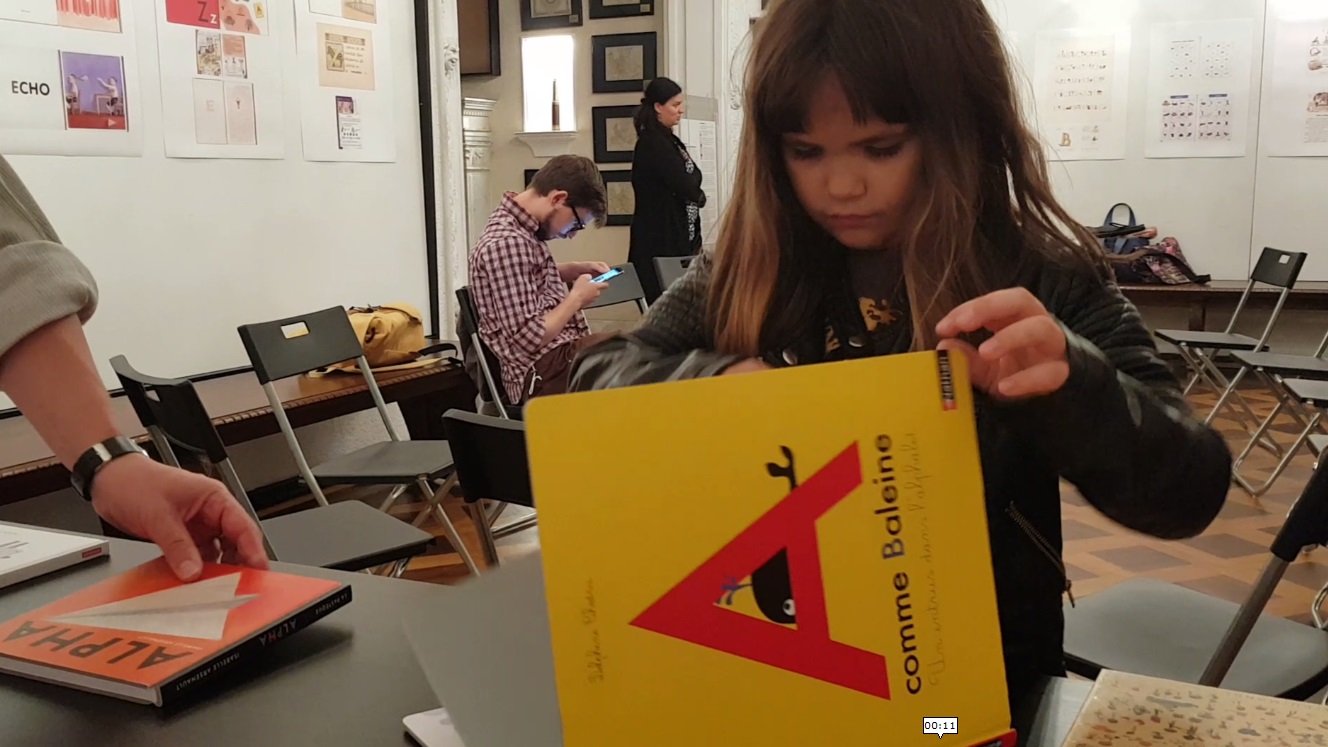 VIDEO / EXPERIMENT LIBERTATEA. Am dus un copil de 8 ani la o expoziție de abecedare din România, Franța și Suedia. Ce manual a ales?
