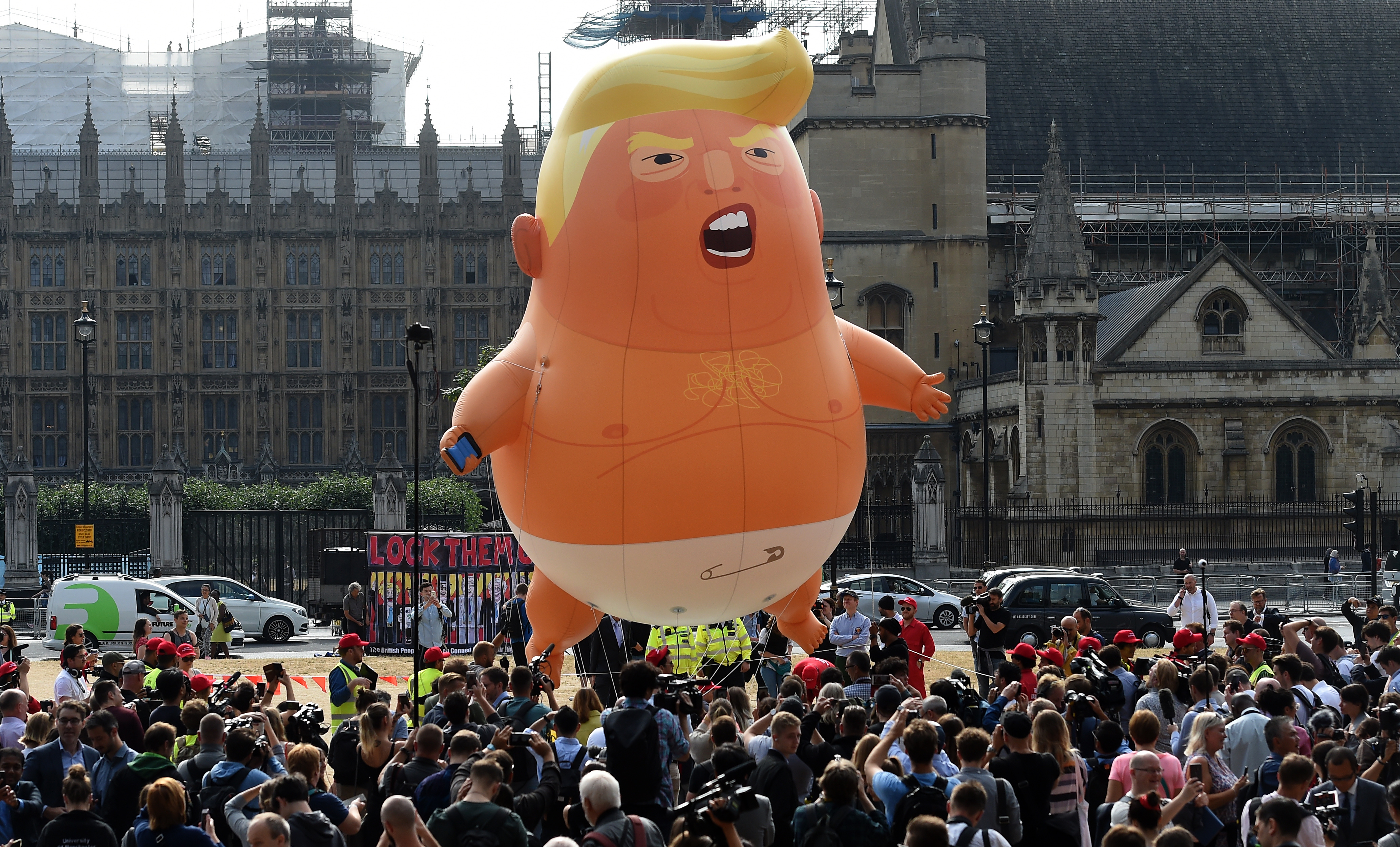 FOTO | Zeci de mii de oameni protestează la Londra împotriva vizitei lui Trump în Marea Britanie