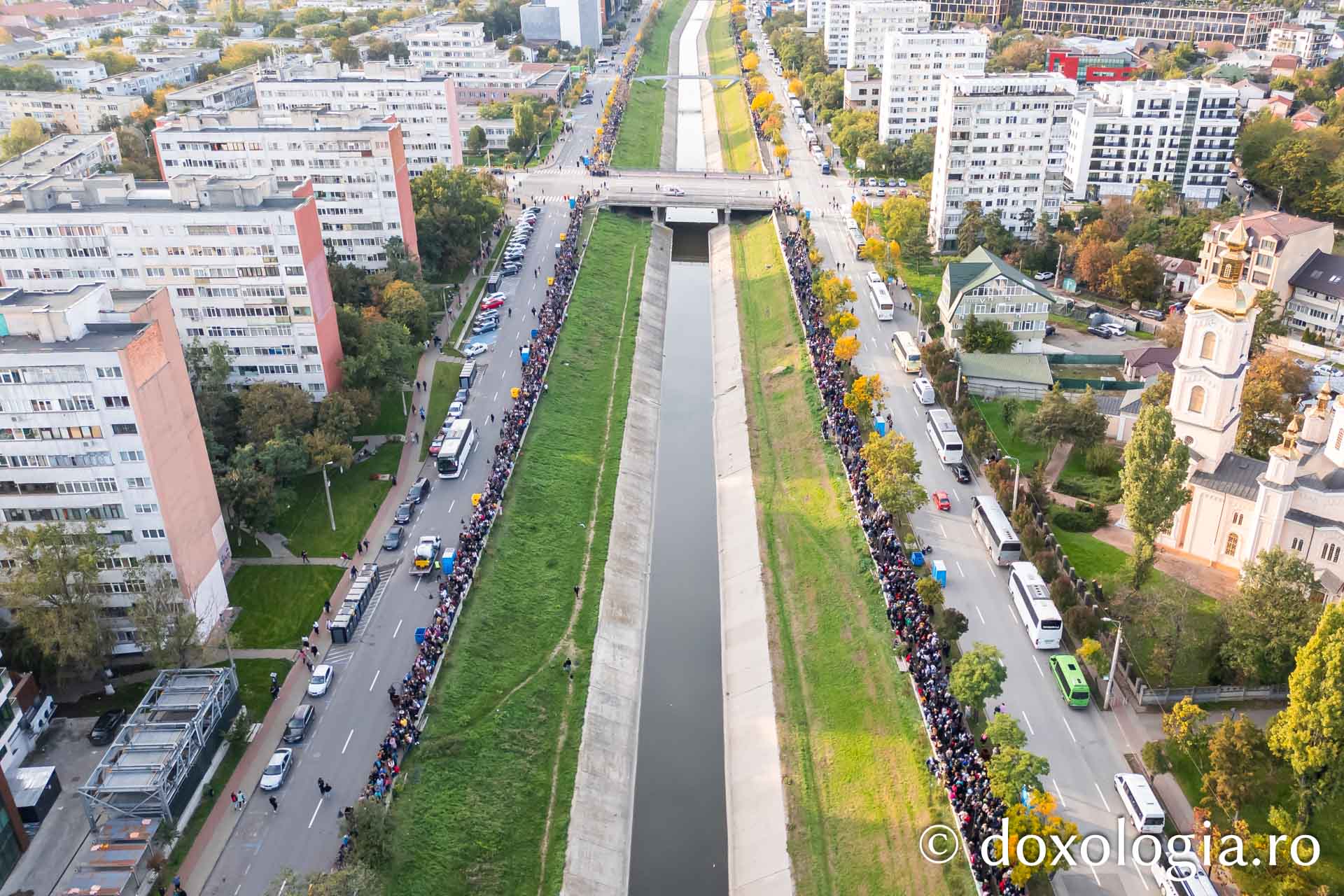 Cea mai mare Liturghie ținută în Moldova, la Iași: 35.000 de oameni s-au rugat Sfintei Parascheva, alți 46.000 stăteau la coadă pentru a ajunge la moaște