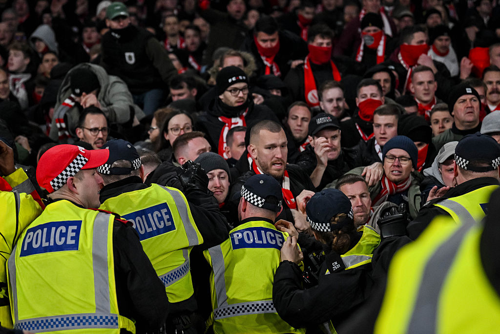 Ezer szurkoló verekedett össze a bajnokavató előtt, rendőrök is megsérültek – videó
