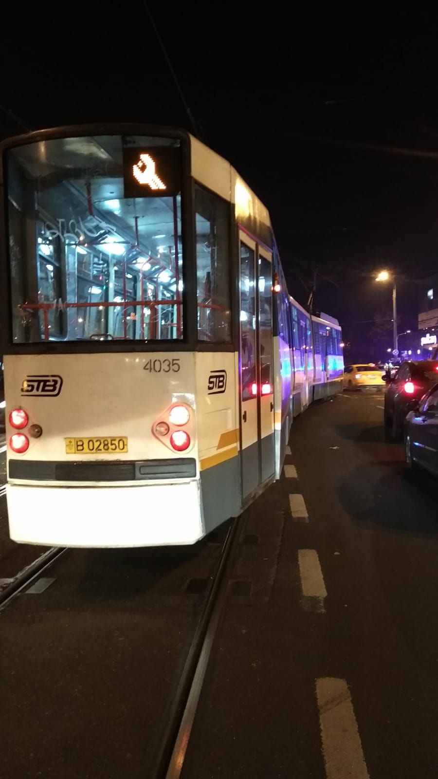 ȘTIREA MEA/ Un tramvai și două mașini au fost implicate într-un accident în București, la Piața Muncii |FOTO