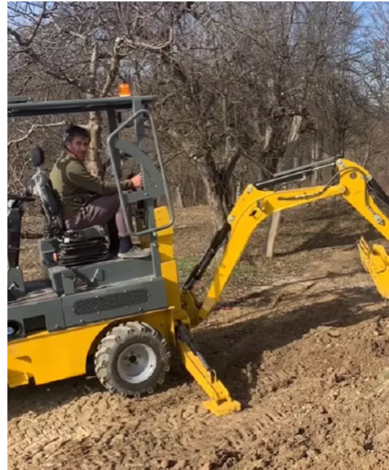 Imagini rare cu fiul Danei Nălbaru și al lui Dragoș Bucur în timp ce folosește excavatorul în curtea casei. Kadri este îndrumat de tatăl lui