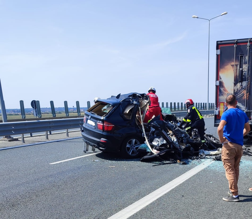 Un șofer a rămas încarcerat pe A1, după ce s-a izbit cu mașina de un TIR. Cum s-a produs impactul violent