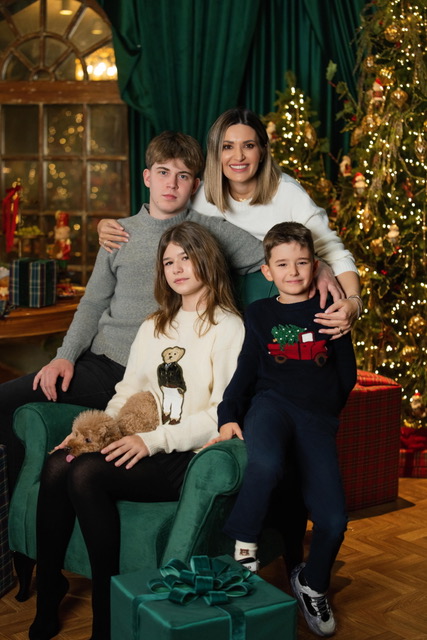 Ela Crăciun, ședință foto de sărbători, alături de familie. Cum au apărut vedeta și soțul ei. „Este cea mai mare recompensă”