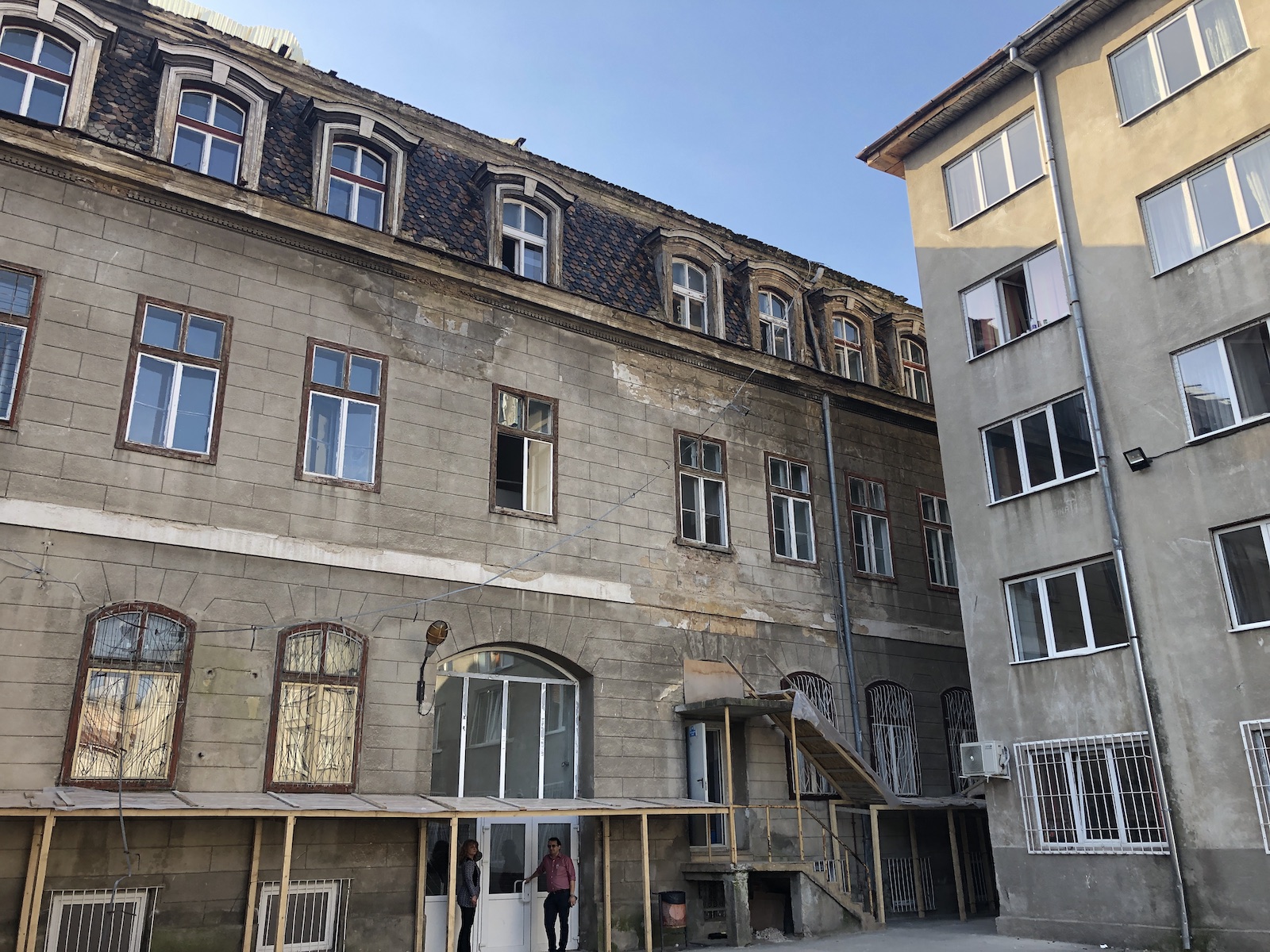 Peste 500 de elevi învață într-o școală fără acoperiș, în Timișoara. Clădirea distrusă de o furtună, în septembrie 2017, nu a fost reparată nici până acum!