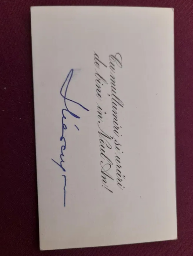 Cu cât se vinde o carte cu autograful lui Ion Iliescu. Prețul e destul de ridicat