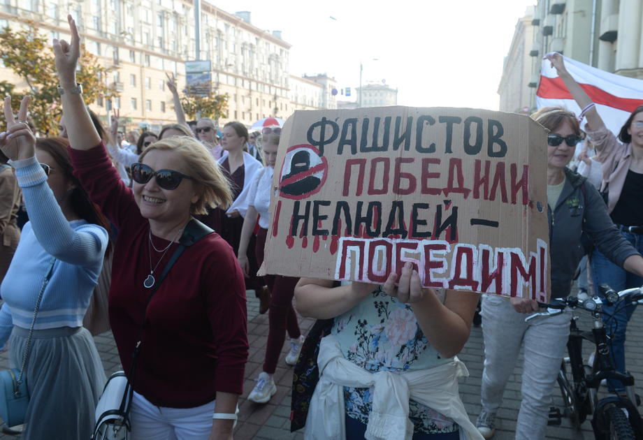 FOTO | Intervenție în forță a poliției din Belarus la o manifestație pașnică a femeilor care protestau față de președintele Lukașenko