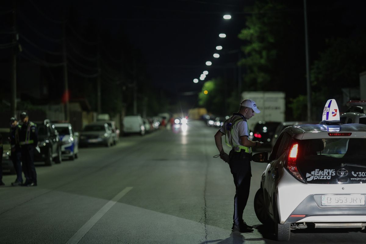 Șoferi băuți și care au consumat substanțe interzise, un autobuz neomologat în trafic și taxi fără autorizație, descoperite la un filtru al Poliției, sâmbătă noapte | VIDEO