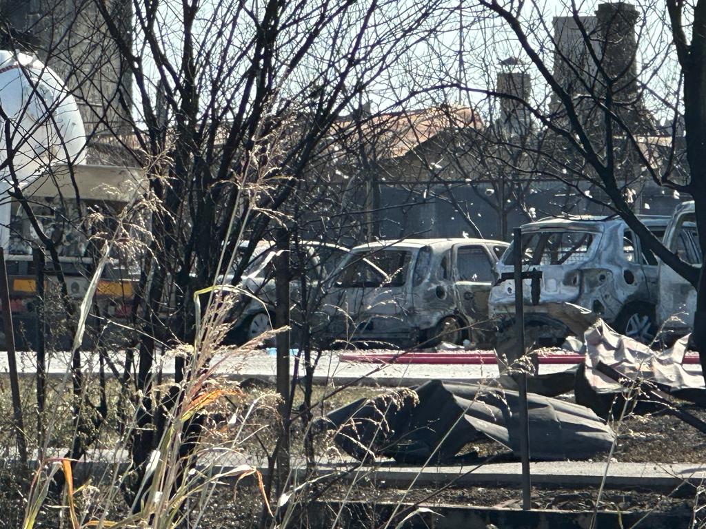 FOTOREPORTAJ Pompierii încă intervin în zona exploziei, oamenii spun că n-au primit ajutor: „Stăteam lângă o bombă și nu știam!”