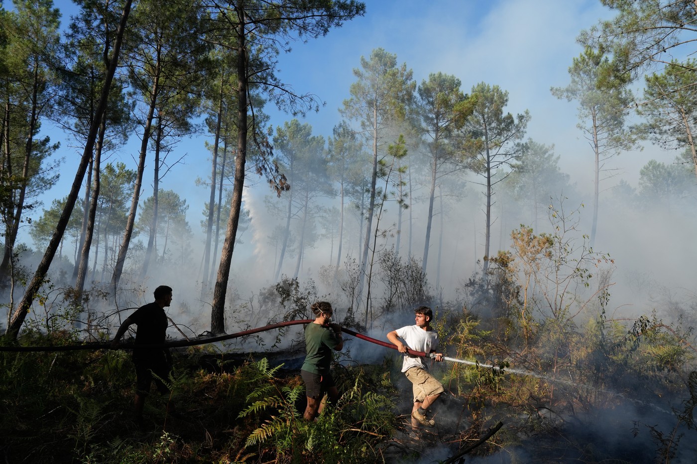 Pompierii români rămân în Franța. CNSU a prelungit misiunea de stingere a incendiilor de pădure
