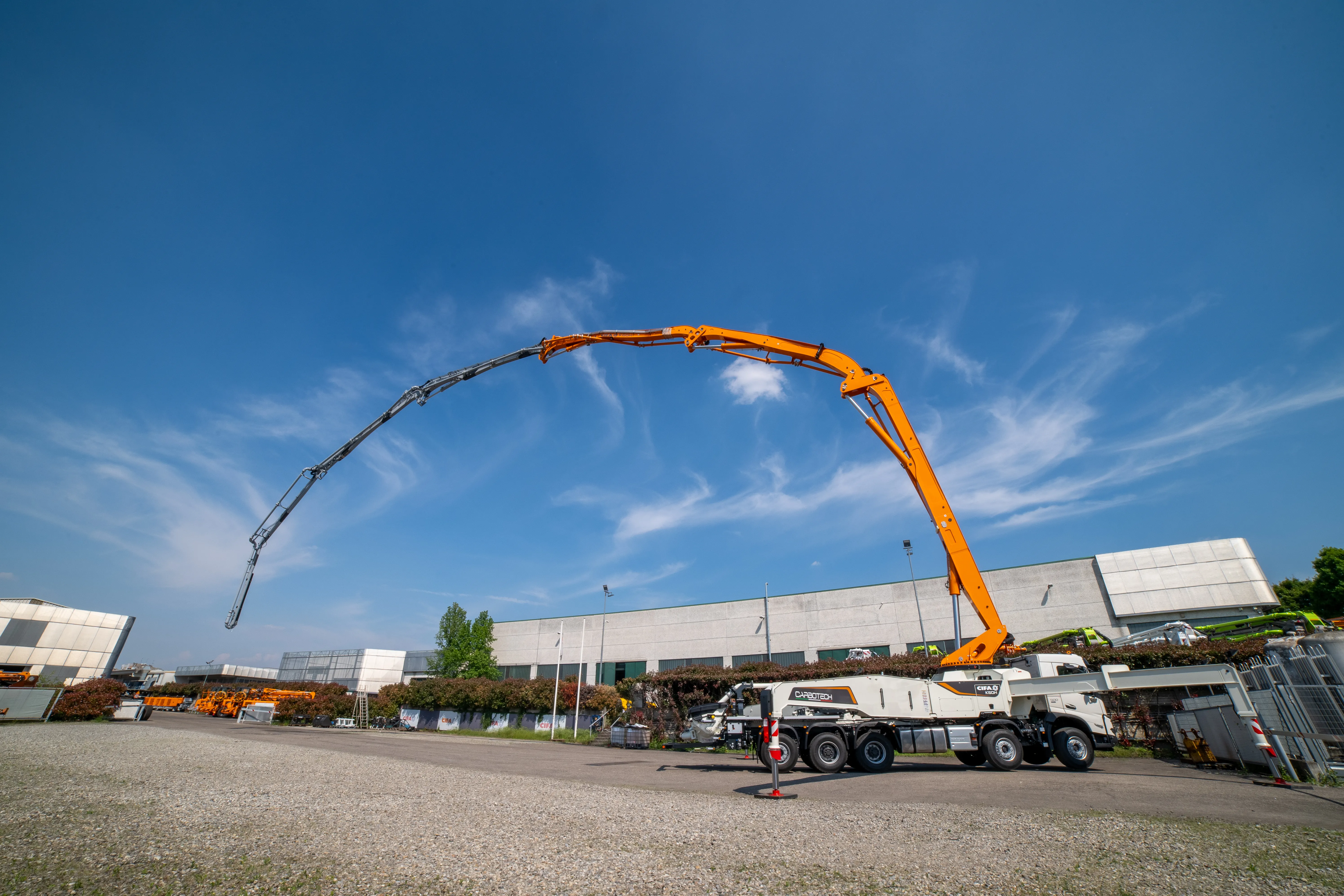 Un producător italian a lansat o pompă de beton de 60 de metri cu braț din 7 secțiuni. Cum arată „monstrul” care va schimba șantierele