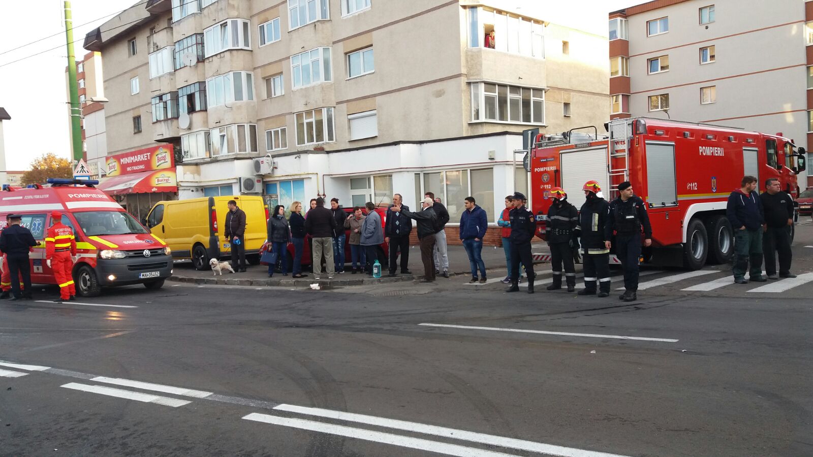 UPDATE: Doi copii și trei adulţi au fost răniţi la Braşov, după ce trei mașini s-au ciocnit într-o intersecţie| FOTO&VIDEO