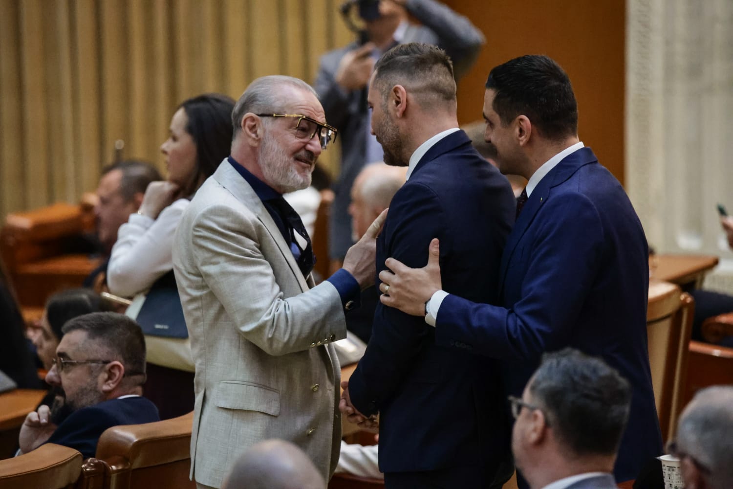 Ce nu s-a văzut la televizor în timpul votului moțiunii de cenzură împotriva Guvernului Bolojan. Negocieri în șoaptă, telefoane pe fugă și calcule la limită