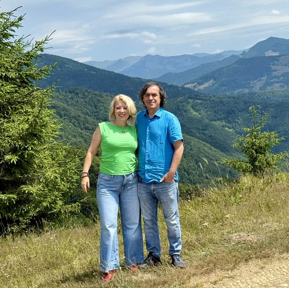 Imagini rare cu familia lui Mircea Cărtărescu. Cum arată soția și fiul scriitorului. „Sunt cinci ani de la căsătoria noastră”