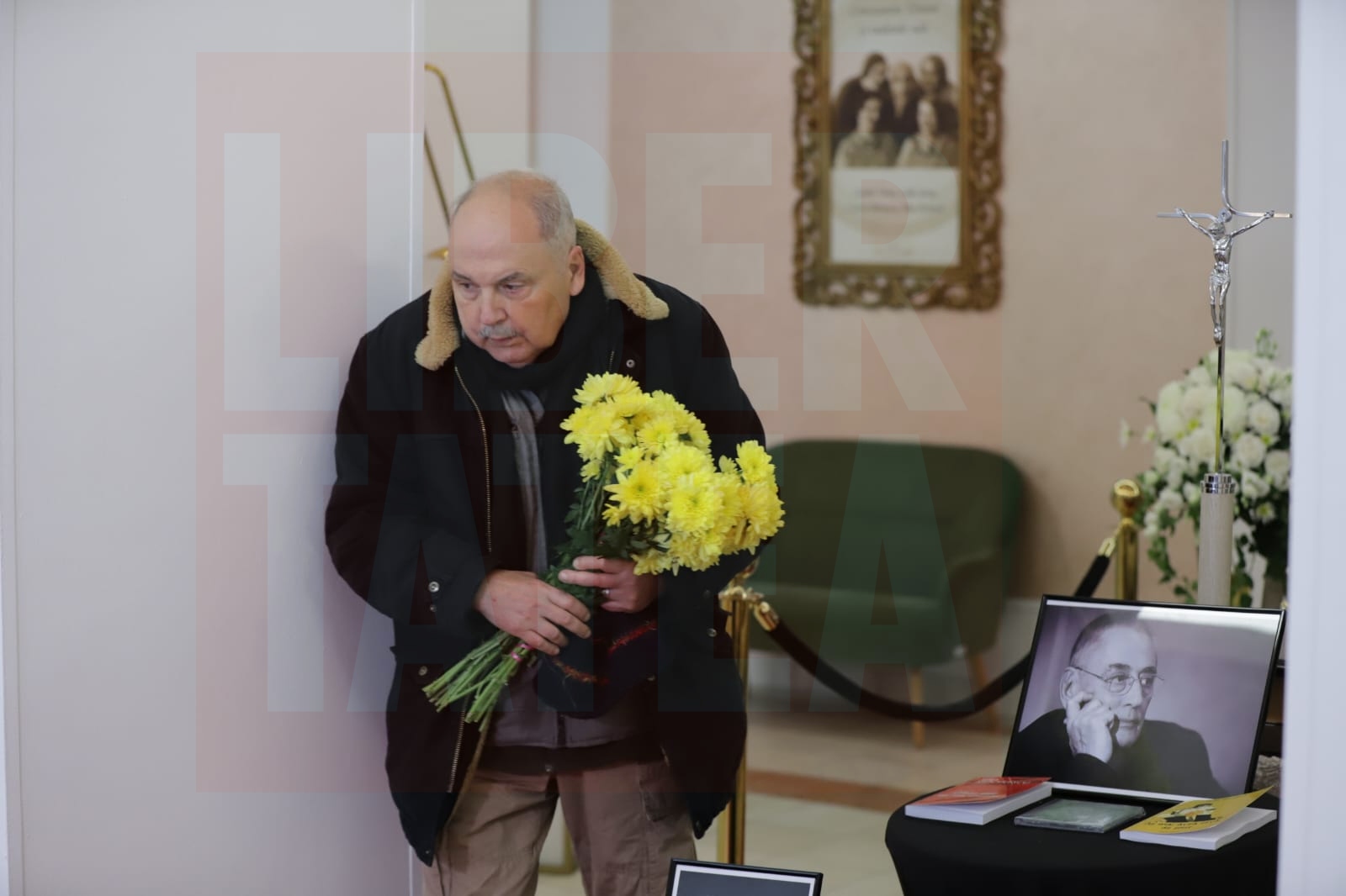 Cum a apărut Nidia Moculescu lângă sicriul cu trupul neînsuflețit al lui Horia Moculescu. Primele imagini