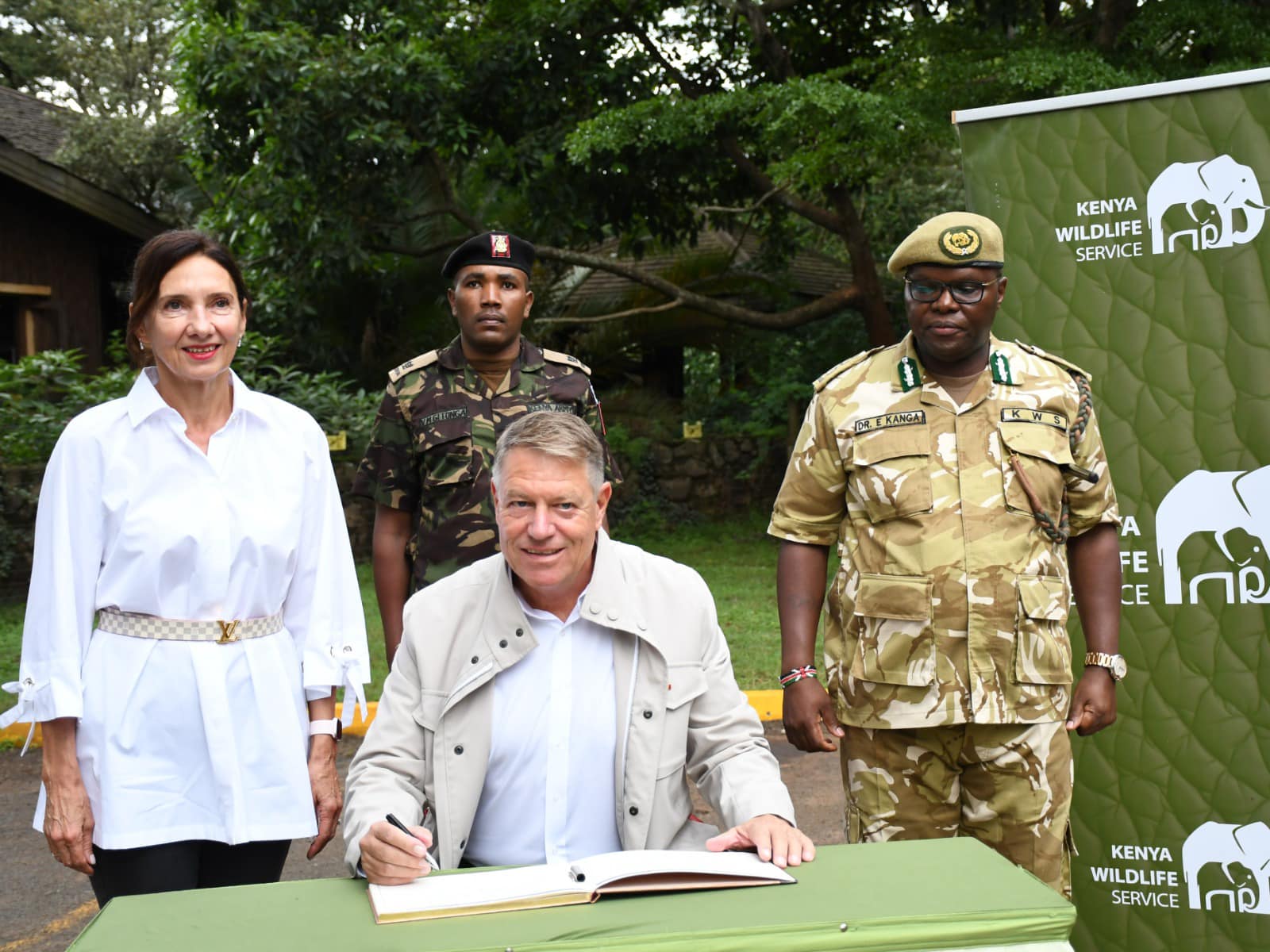 Ținuta purtată de Carmen Iohannis în safari, în Kenya. Și-a accesorizat-o cu o curea de 2.200 de lei, de la un brand de lux