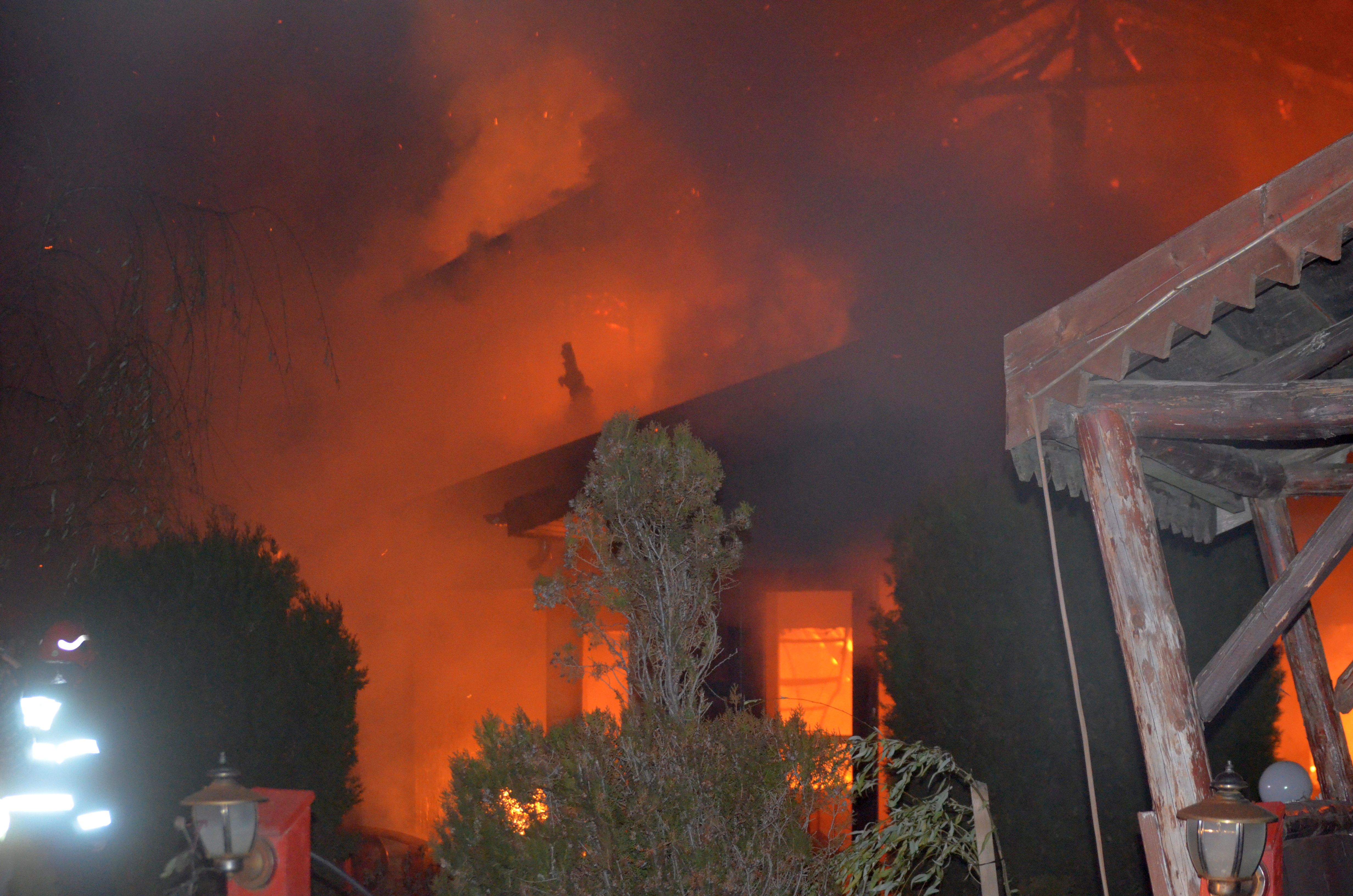 Un han a fost distrus din temelii de un incendiu devastator GALERIE FOTO