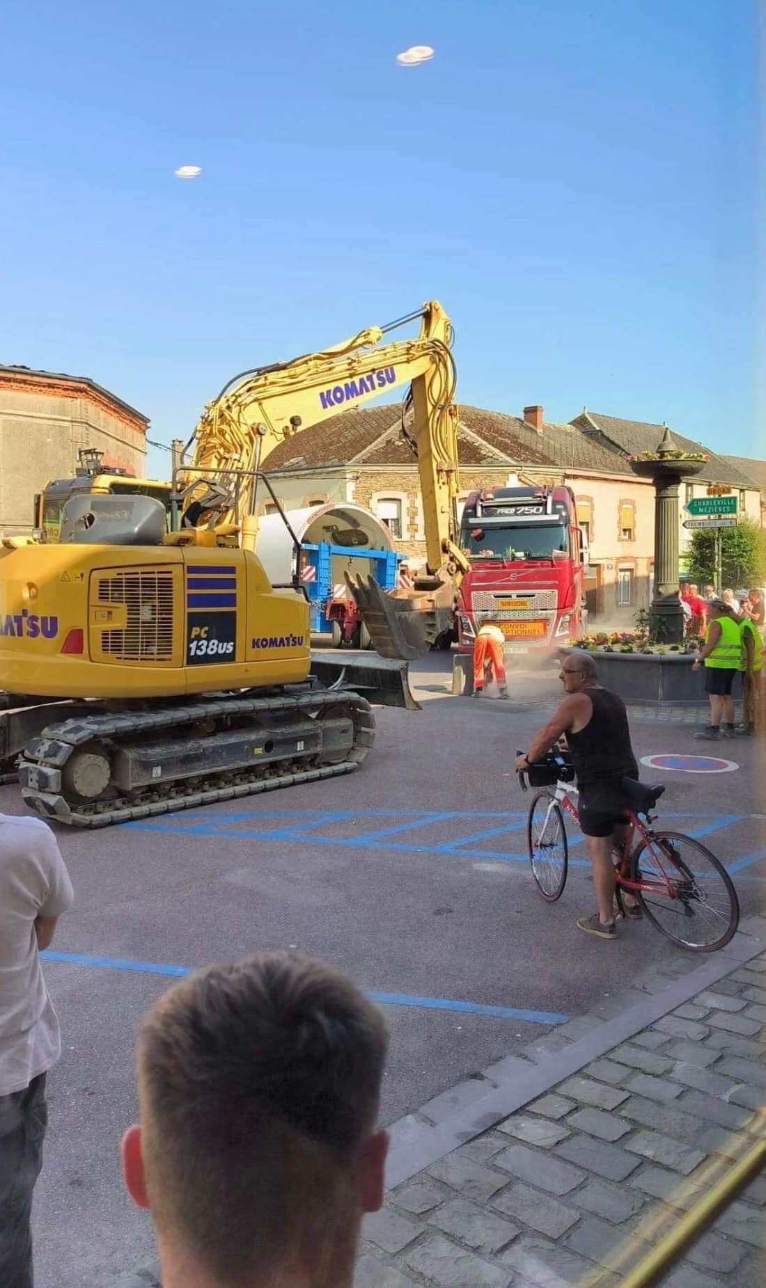 Un șofer român a blocat un sat din Franța, cu camionul convoi excepțional. Ca să treacă el, a fost demolată fântâna din centru