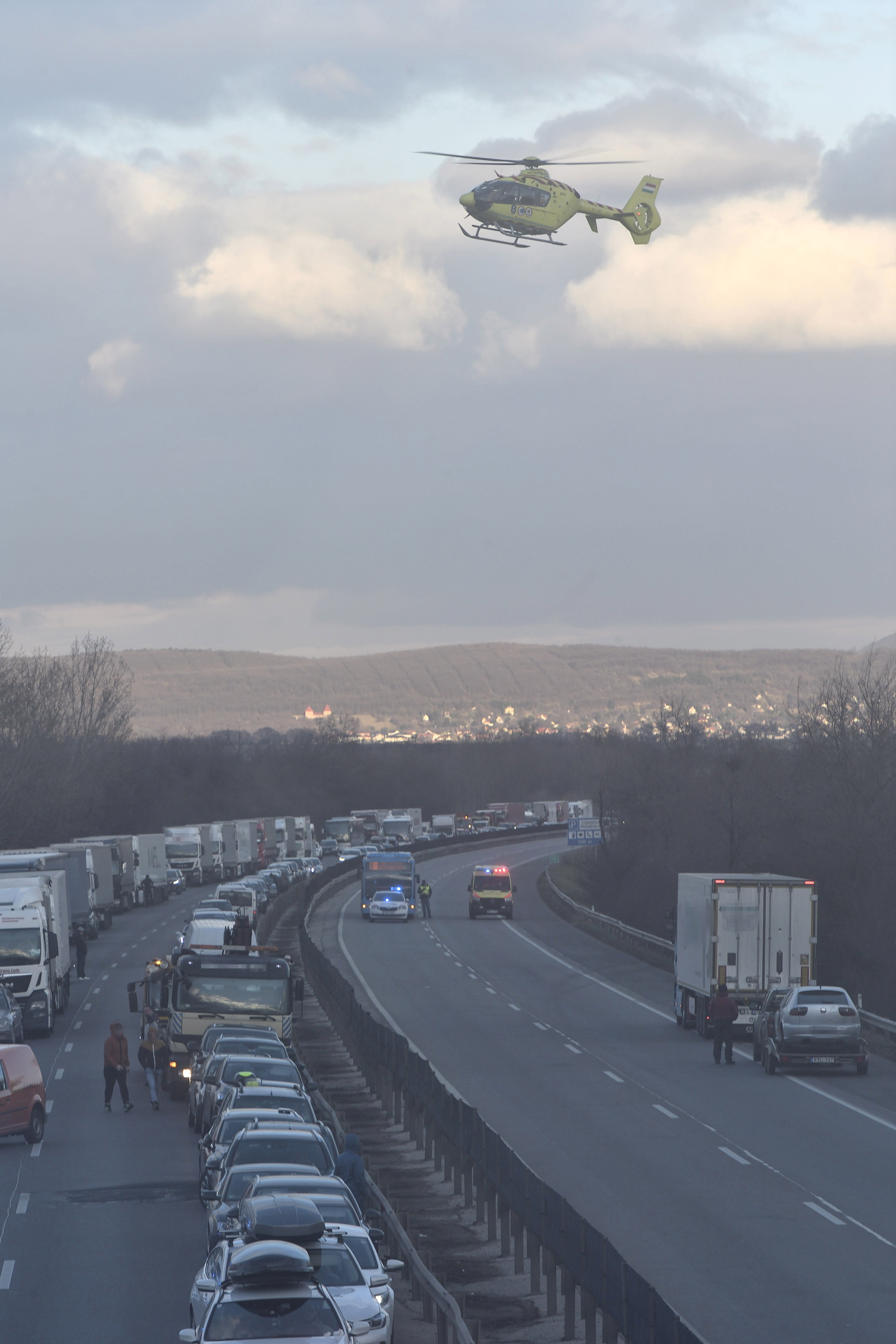 Imagini de la locul accidentului din Ungaria, unde 19 mașini și un camion au luat foc după impact. VIDEO