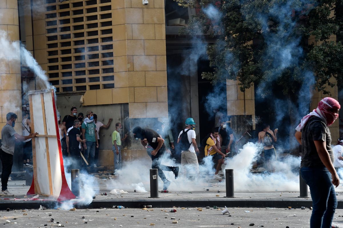 Proteste violente în Beirut | Manifestanții au ocupat mai multe ministere. Peste 200 de persoane au fost rănite, iar un polițist a fost ucis