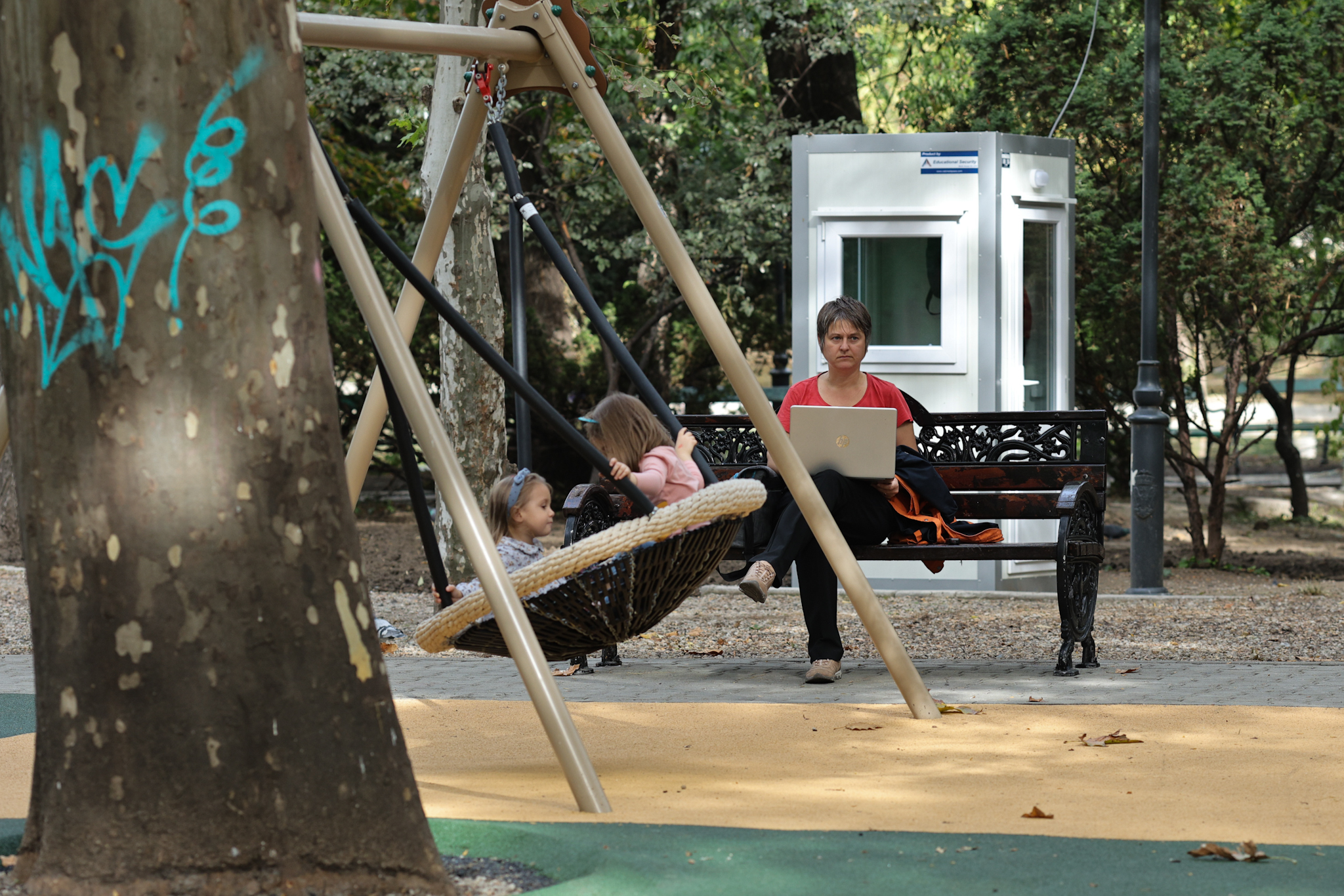 FOTO. Locurile de joacă pentru copii din Parcul Cișmigiu au fost modernizate. Noutatea: zonă specială pentru persoanele cu dizabilități