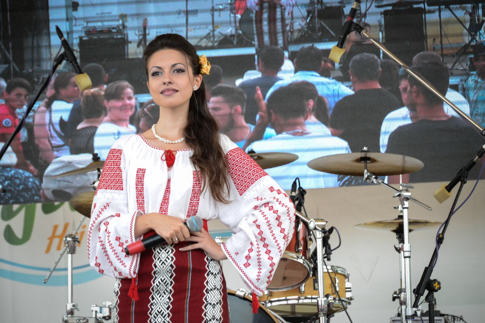 REPORTAJ / Maria, fata de preot cu 10 pe linie, care uimește prin performanțele școlare, dar și prin frumusețe - FOTO
