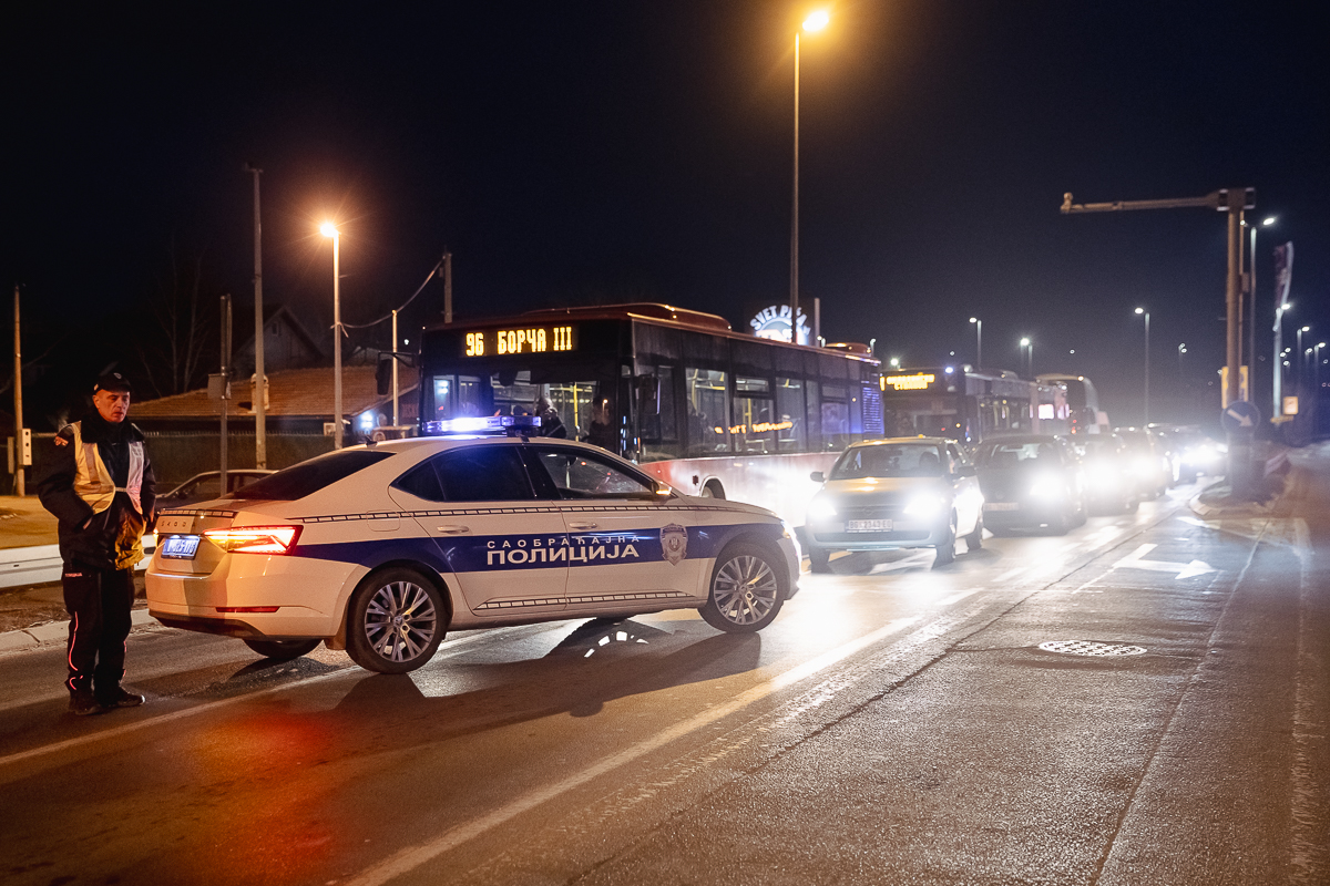 Blocadă pe un mare pod peste Dunăre din Belgrad. De aproape 4 luni, sârbii strigă „Corupția ucide!” | Video/Fotogalerie