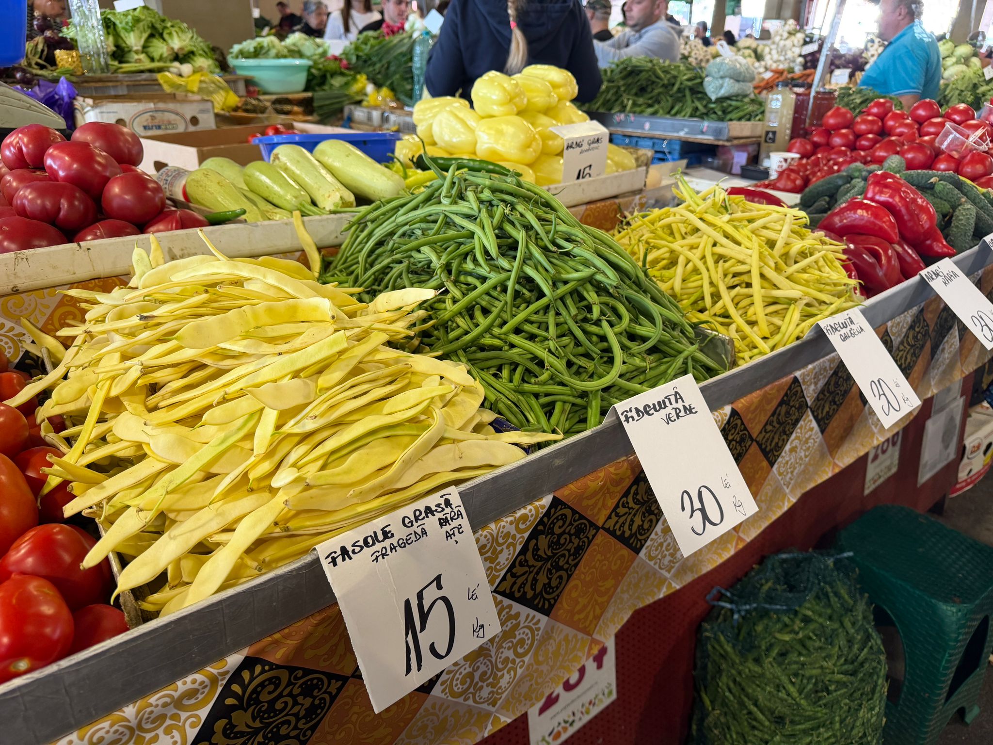 Cât costă legumele românești în Piața Obor. Prețurile pentru roșii, castraveți, cartofi, ardei, ceapă și fasole