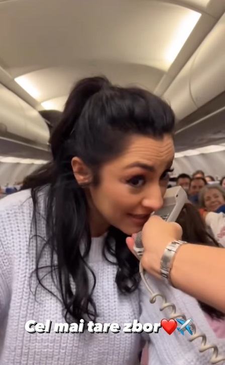 Andra a cântat într-un avion pe ruta București - Cluj. Pasagerii s-au ridicat în picioare: „Avea cumva întârziere avionul și făcuși divertisment?”