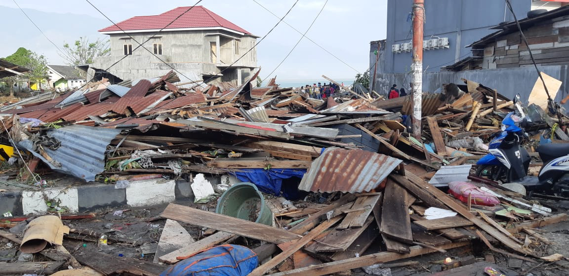 UPDATE / Bilanțul tragediei din Indonezia capătă proporții catastrofale: cel puțin 1.424 de morți. Decedații, înhumați în gropi comune