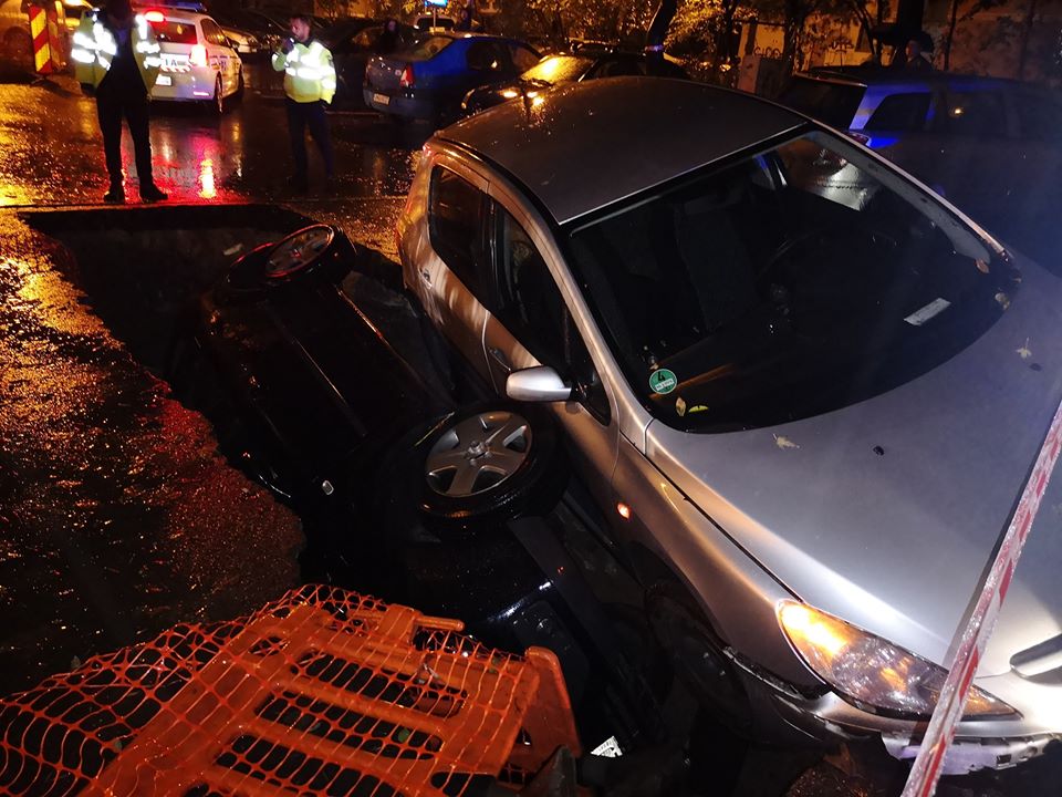 Accident uluitor în București | Două mașini au căzut într-o groapă săpată de RADET