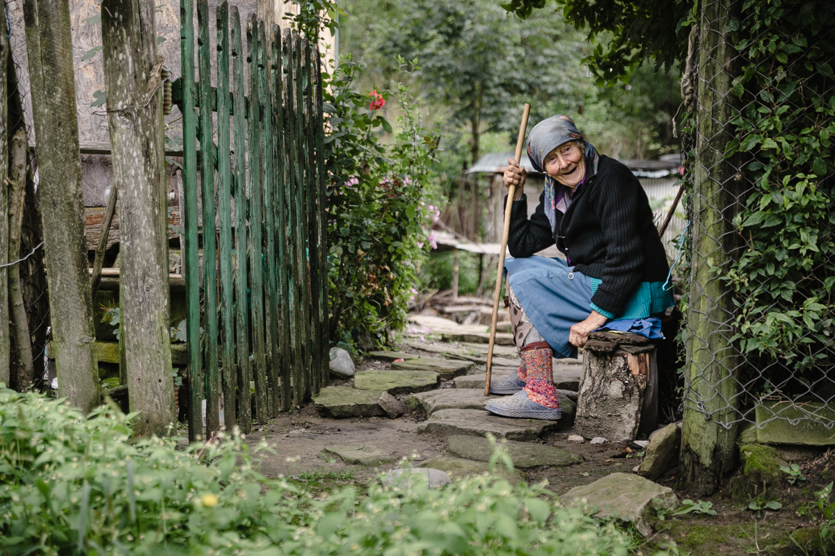 REPORTAJ. Viața celor 10 locuitori rămași în satul în care Gigi Becali a făcut o mănăstire și are planuri pentru alta: „Domnul ăsta a venit la poartă, m-a întrebat câţi ani am, apoi s-a dus şi mi-a adus o găleată de apă”