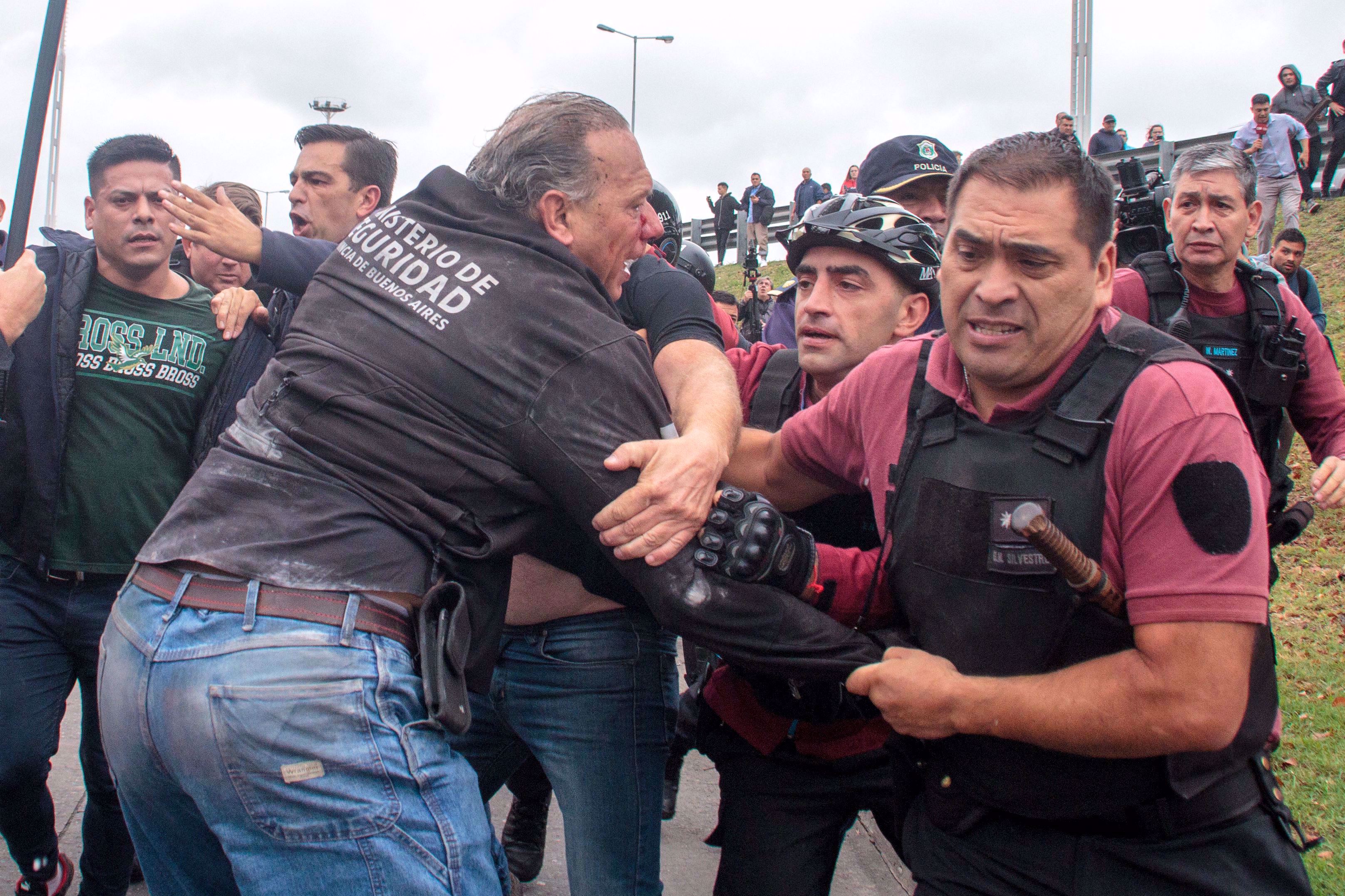 Un ministru argentinian a fost bătut violent de şoferii de autobuz furioşi din cauza morţii unuia dintre colegii lor