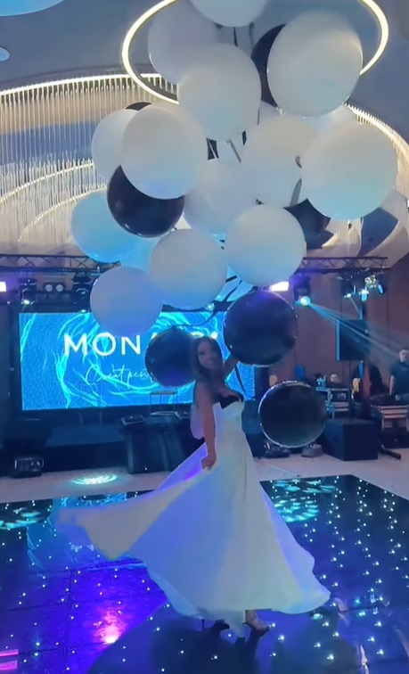 Bianca Drăgușanu, petrecere de ziua de naștere ca o nuntă. S-a îmbrăcat în alb, lăutarii au cântat, iar Gabi Bădălău i-a închiriat restaurantul familiei