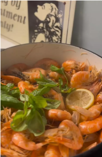 Rețeta de creveți în unt a Laurei Cosoi. Actrița a împărtășit cu fanii micul ei secret culinar. Giulia Anghelescu a reacționat public