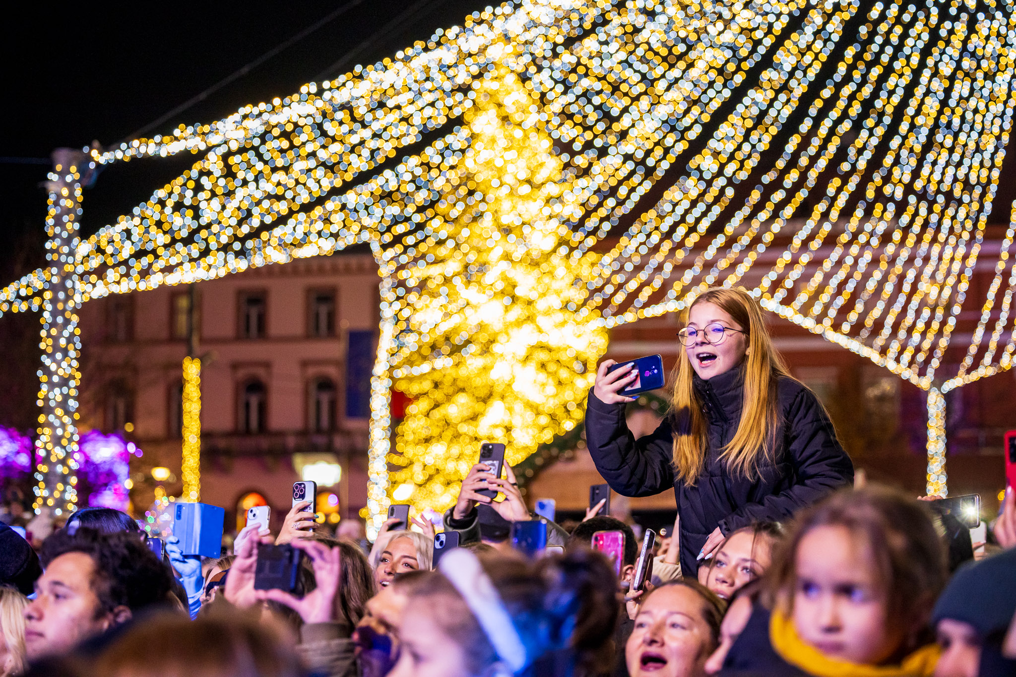 FOTO. „Planeta Crăciun”, târgul de Sărbători de la Cluj și-a deschis porțile. Ce se poate cumpăra de la căsuțele amplasate în centrul orașului 
